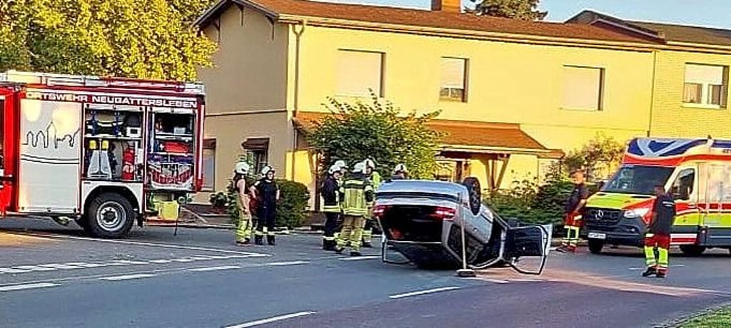Ein Auto landete bei einem Verkehrsunfall in Neugattersleben auf dem Dach.
