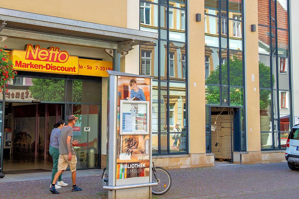Supermarkt-Vergrößerung: Hinter dieser Tür in der Naumburger Salzstraße befand sich einst ein „Mäc Geiz“. Der aktuelle Leerstand wird durch die „Netto“-Erweiterung ab Dezember Geschichte sein.