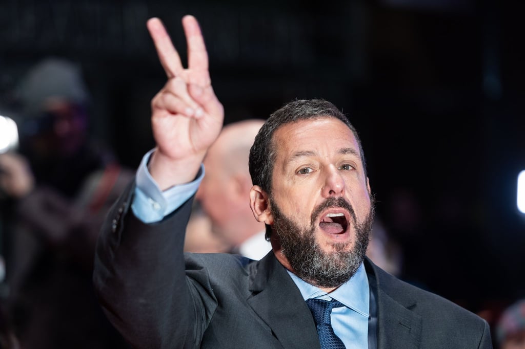 Hat gut lachen und Grund für eine Siegerpose: Adam Sandler ist mit „Happy Gilmore 2“ ein erfolgreiches Sequel gelungen. (Archivbild)