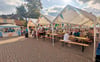 Unter dem Pavillion genossen die meisten Besucher den überaus sonnigen Tag. 