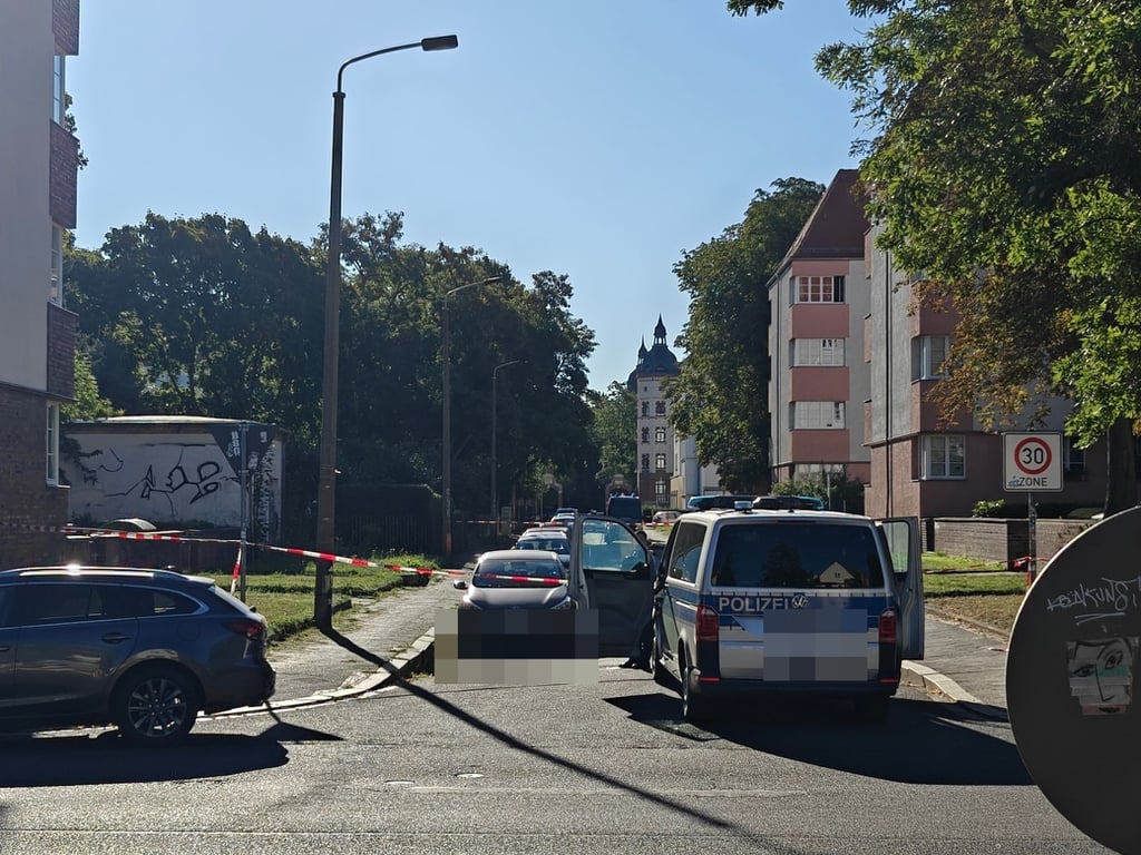 Die Polizei hat vor Ort einen Tatverdächtigen festgenommen.