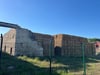 In Haus Nienburg wird wieder Stroh im großen Umfang gelagert. Die Spuren des letzten Großbrandes sind noch immer zu sehen.