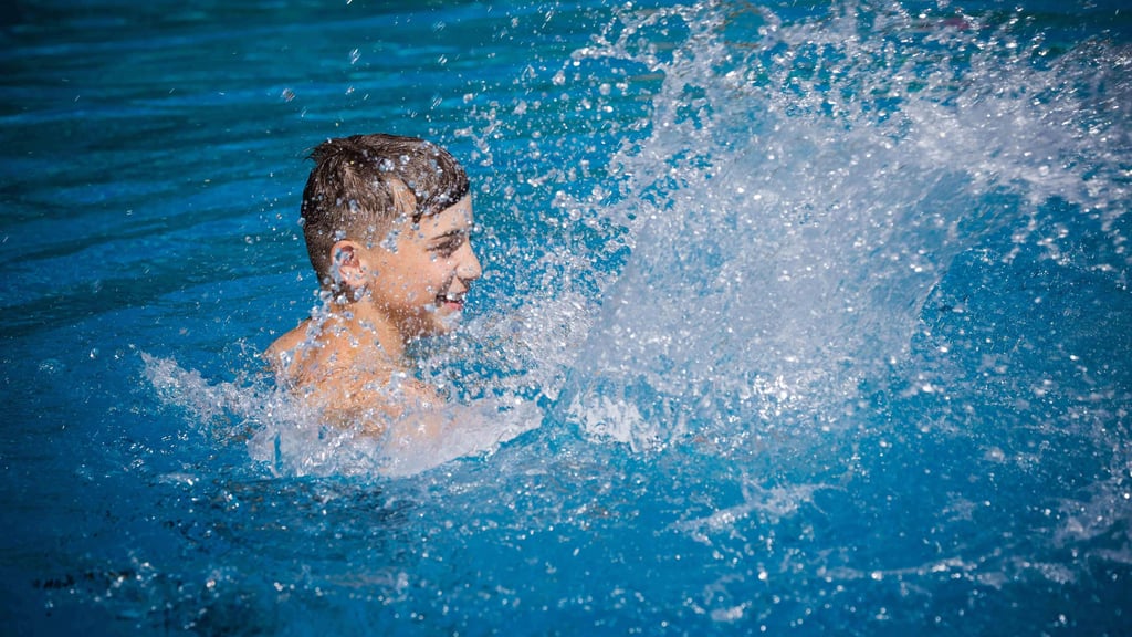 Die Freibadsaison in Sachsen-Anhalt ist wegen der hohen Temperaturen in vollem Gange - das Wasser verspricht Abkühlung, wie hier in Mansfeld-Südharz.