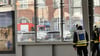 Ein Mann hat Feuerwehrleute am Hauptbahnhof in Halle mitten im Einsatz beleidigt und bedroht.