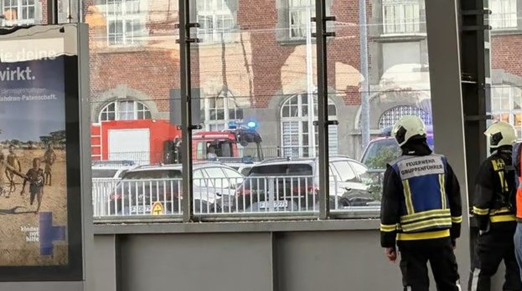 Ein Mann hat Feuerwehrleute am Hauptbahnhof in Halle mitten im Einsatz beleidigt und bedroht.
