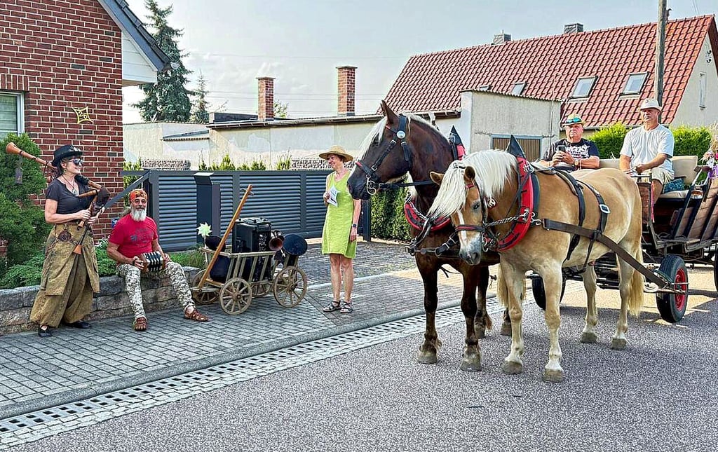 Zur Betteltour in Kleutsch hatte Thomas Schalow die Pferde angespannt. Familie Wischgoll (l.) begleitete mit Dudelsackmusik.