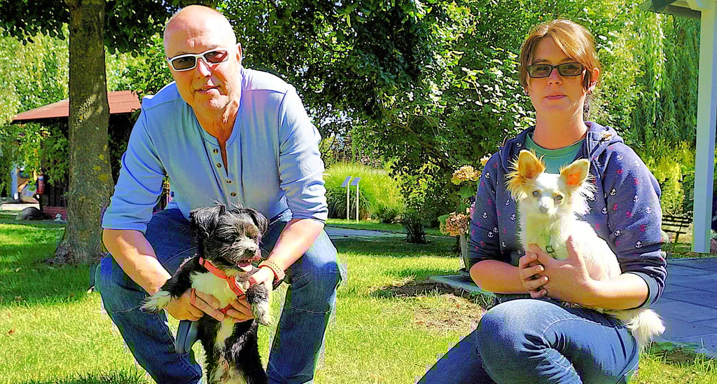 Andreas Stude mit Shih-Tzu-Mix-Rüde Milo und Angelique Plewa mit Chihuahua-Mädchen Mila.