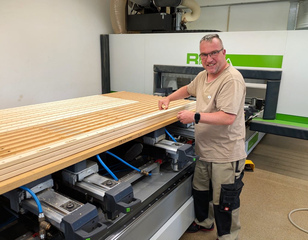 Die CNC im Holzbereich fräst und bereitet damit im Dauertakt wichtige Bauteile für die Endmontage und Fertigung vor.