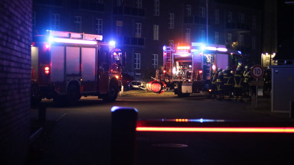 Gasgeruch in einem Wohngebäudekomplex hat für einen größeren Feuerwehreinsatz am Montag, 18. August 2025, an der Arneburger Straße in Stendal gesorgt.