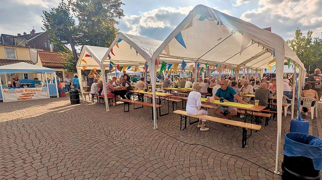 Unter dem Pavillon genossen die meisten Besucher den überaus sonnigen Tag in Raguhn.