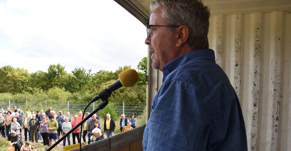 Der frühere Landrat des Altmarkkreises Salzwedel, Michael Ziche, richtete in seiner Rede bei der Demonstration zur Auskofferung des Brüchauer Silbersee Grüße von Landrat Steve Kanitz aus. Das reichte vielen Altmärkern nicht, sie hätten ein persönliches Erscheinen ihres Kreischefs bei dieser wichtigen Angelegenheit erwartet.