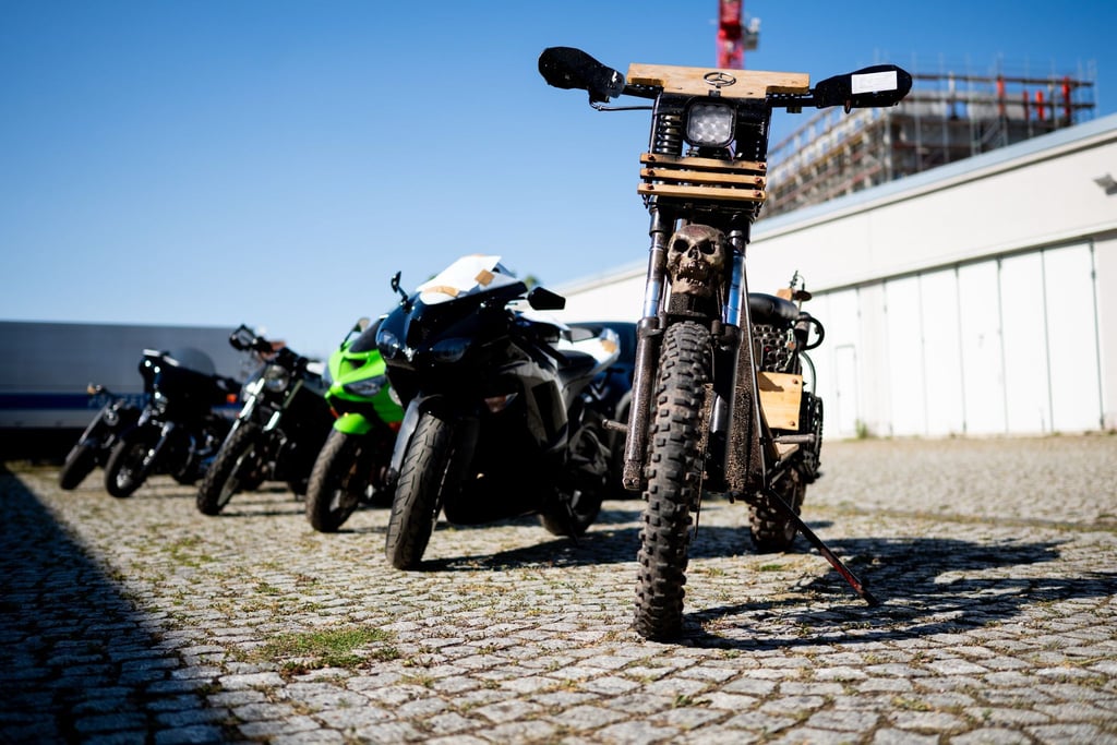 Bei Durchsuchungen im Rocker-Milieu hat die Polizei zehn Motorräder sichergestellt.