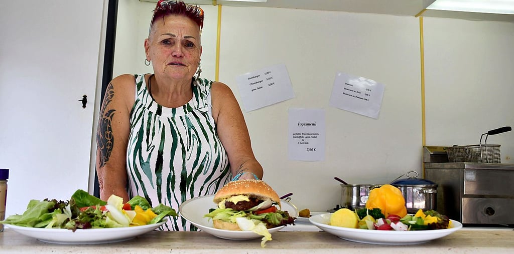 Salatteller und Hamburger: Bärbel Rammler zeigt eine Auswahl.