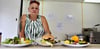 Salatteller und Hamburger: Bärbel Rammler zeigt eine Auswahl. 