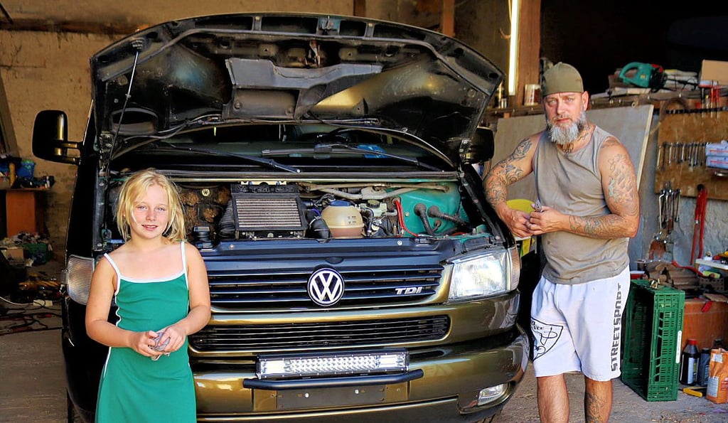Bulliliebhaber Pierre Harnack mit seiner 8-jährigen Tochter Meira und „Big Betty“.