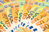 <source>IMAGO/Wolfilser<sha1>9320v06sAc5PregtM5gc-f8q891</sha1><p> Ewige Verhandlungen, gesperrtes Geld, entnervte Sozialträger und Bauprojekte, die einfach nicht begonnen werden: In Sachen Haushalt hat Dessau-Roßlau in den vergangenen Jahren, und ganz besonders im aktuellen, keine gute Figur abgegeben. Deshalb gibt es Ideen, wie ein Chaos in Zukunft verhindert werden kann. Eine davon: ein Doppelhaushalt.</p><h2>Mehr Planbarkeit</h2><p>Den hat nun Jakob Uwe Weber (ABV) ins Spiel gebracht.  Er will, dass der Stadtrat für die Jahre 2027 und 2028 einen, statt zwei, Haushalte schnürt. Die Vorteile liegen für ihn auf der Hand: „Mit der Aufstellung eines Doppelhaushaltes soll den wiederkehrenden Verzögerungen bei Haushaltsaufstellungen strukturell begegnet und zugleich eine nachhaltige Planungssicherheit für Verwaltung, Politik und Stadtgesellschaft geschaffen werden“, heißt es  in einer Beschlussvorlage, die seine Fraktion in Kürze einbringen will. Bei einem Doppelhaushalt 2027/28 würde bereits Anfang 2027 oder besser noch Ende 2026 festgelegt, wofür die Stadt in den nächsten zwei Jahren Geld ausgeben soll.</p><h2>Chaos im aktuellen Jahr</h2><p>Im aktuellen Jahr hatten die Haushaltsverhandlungen so spät begonnen, dass sich der Stadtrat erst in der vergangenen Woche auf den vom Landesverwaltungsamt gekürzten  Haushalt geeinigt hatte. Bis zu seiner Veröffentlichung im September sind viele Ausgaben für die Verwaltung gesperrt. Man spricht von „vorläufiger Haushaltsführung“, die nur Pflichtaufgaben zulässt. Größere Bauvorhaben sind daher in diesem Jahr so gut wie nicht mehr möglich. Weber erhofft sich vom Doppelhaushalt auch eine bessere Planung und langfristigere Steuerung der Ausgaben.</p><p>Ob der Haushalt für das Jahr 2026 schneller wirksam wird, lässt sich noch nicht sagen. Die Verwaltung will erst im nächsten Finanzausschuss am 26. August ihre Zeitpläne offenlegen.</p>