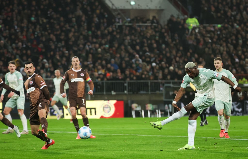 Derrick Köhn (r) erzielte in der vergangenen Saison einen von zwei insgesamt zwei Treffern gegen St. Pauli.