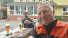 Norbert Schmidt (rechts) - hier während einer Pause auf einer seiner Radtouren - hat im Harz einen Herzinfarkt erlitten. Nun sucht er seine beiden Lebensretter.