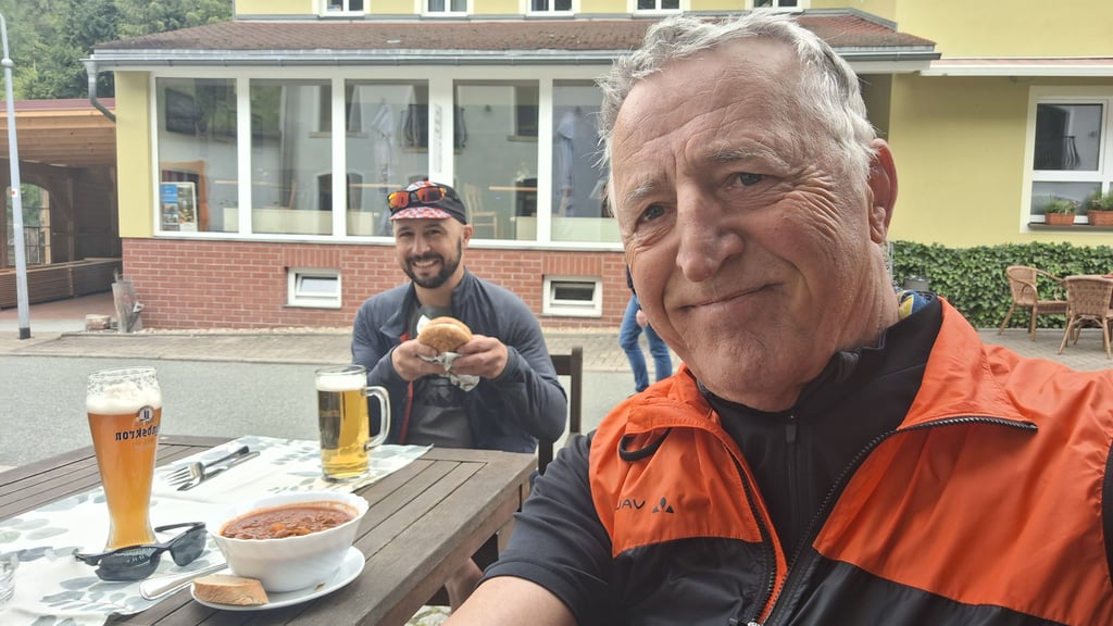 Norbert Schmidt (rechts) - hier während einer Pause auf einer seiner Radtouren - hat im Harz einen Herzinfarkt erlitten. Nun sucht er seine beiden Lebensretter.