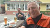 Norbert Schmidt (rechts) - hier während einer Pause auf einer seiner Radtouren - hat im Harz einen Herzinfarkt erlitten. Nun sucht er seine beiden Lebensretter.