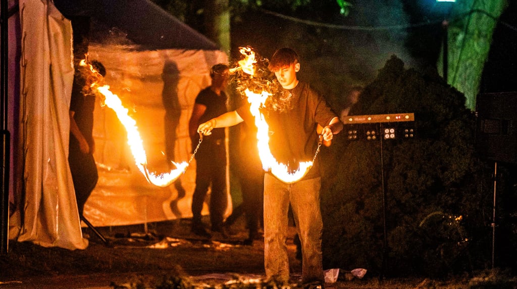 Sören Richter präsentiert seine Feuershow beim Park- und Heimatfest in Mühlanger.