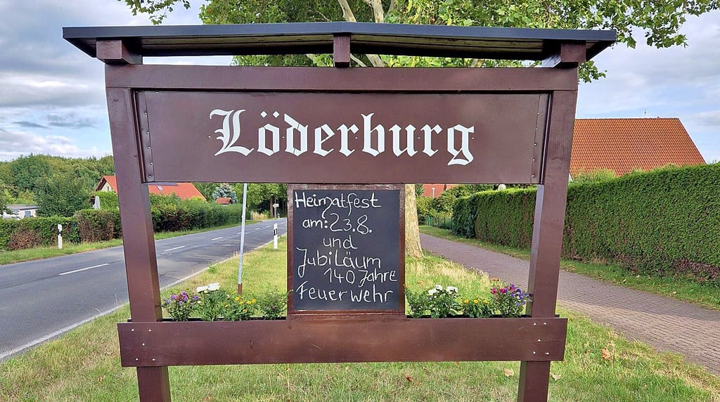 Ein bisschen was von Pferdetränke: das neue Begrüßungsschild der Ortschaft Löderburg.