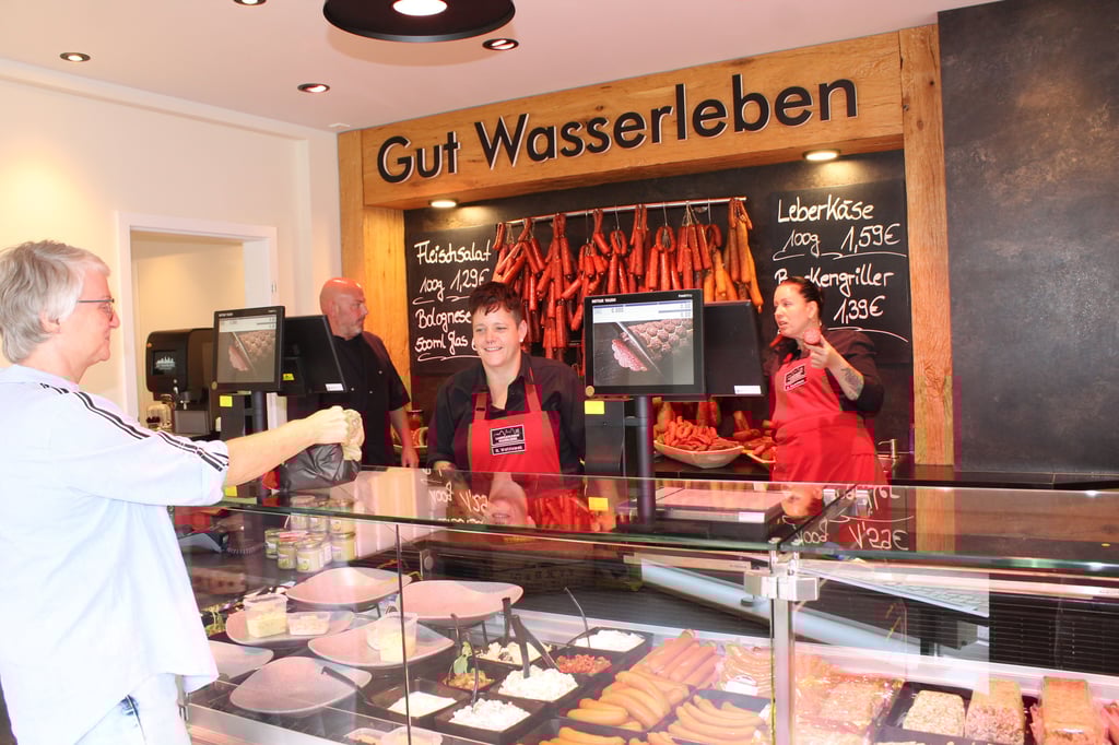 Seit Anfang Juli werden in der Filiale der Landfleischerei Gut Wasserleben am Ilsenburger Marktplatz wieder frisches Fleisch und frische Wurst verkauft.
