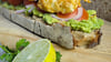 Statt Butter ein Avocadobett, statt einer Scheibe Wurst oder Käse knusprige Feta-Häppchen: Die belegte Brotscheibe sorgt für einen Wow-Moment.