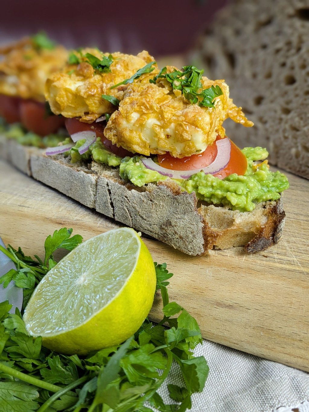 Statt Butter ein Avocadobett, statt einer Scheibe Wurst oder Käse knusprige Feta-Häppchen: Die belegte Brotscheibe sorgt für einen Wow-Moment.