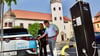Bürgermeister Ulf Döring (rechts) und Stadtwerke-Geschäftsführer an der Ladesäule auf dem Gerbstedter Markt.