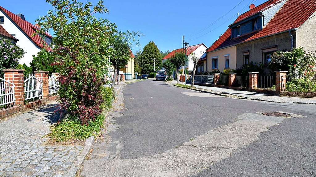 Die August-Bebel-Straße (Foto) und die Straße Am Eichenwald in Havelberg sollen grundhaft erneuert werden, inklusive Gas-, Wasser- und Elektroleitungen. Im Stadtrat steht aktuell die Entwurfsplanung zur Debatte.