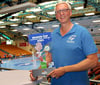 DRHV-Nachwuchstrainer Stefan Schöne präsentiert einen der schicken Pokale, um die beim Biber-Cup der Nachwuchshandballer ab Freitag gekämpft wird.