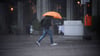 Blitzschlag-Gefahr: Wenn ein Gewitter mit Blitzen über einem tobt, sollte man sich lieber von seinem Regenschirm trennen.