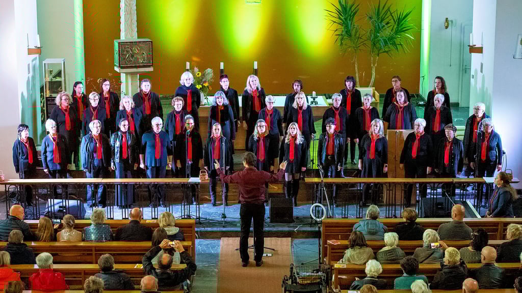 Bild von einem früheren Auftritt: Der „popchor(N)aumburg“ gibt ein Konzert in der Katholischen Kirche Naumburg.