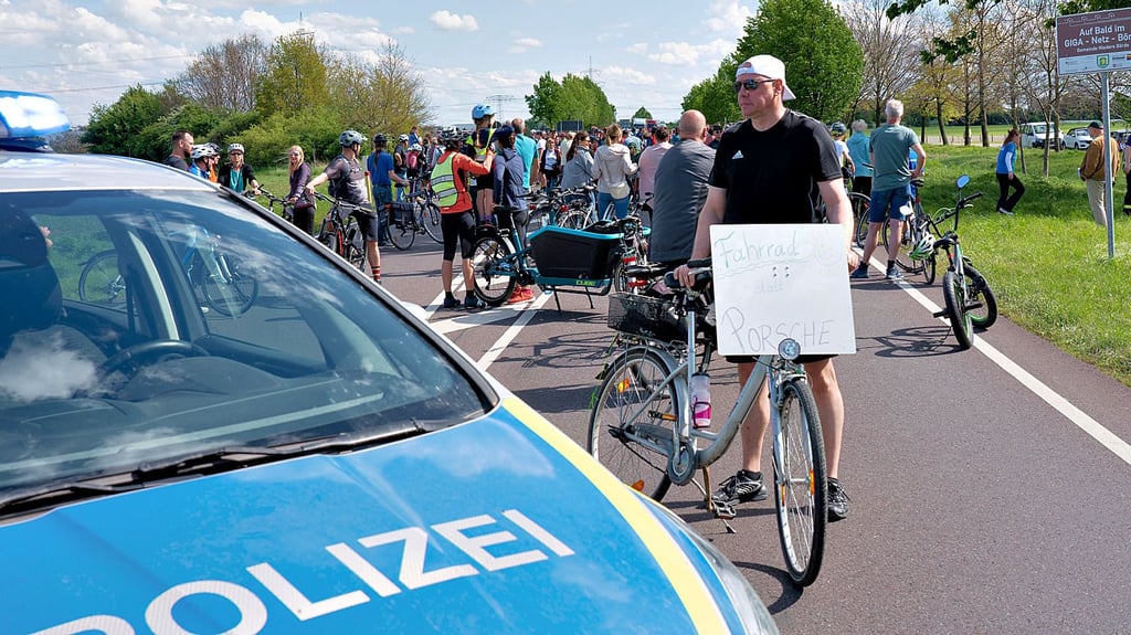 Nichts ging mehr für Autos: Die Kreuzung wurde zur Demo im verganbgenen Jahr von der Polizei für zehn Minuten komplett gesperrt.