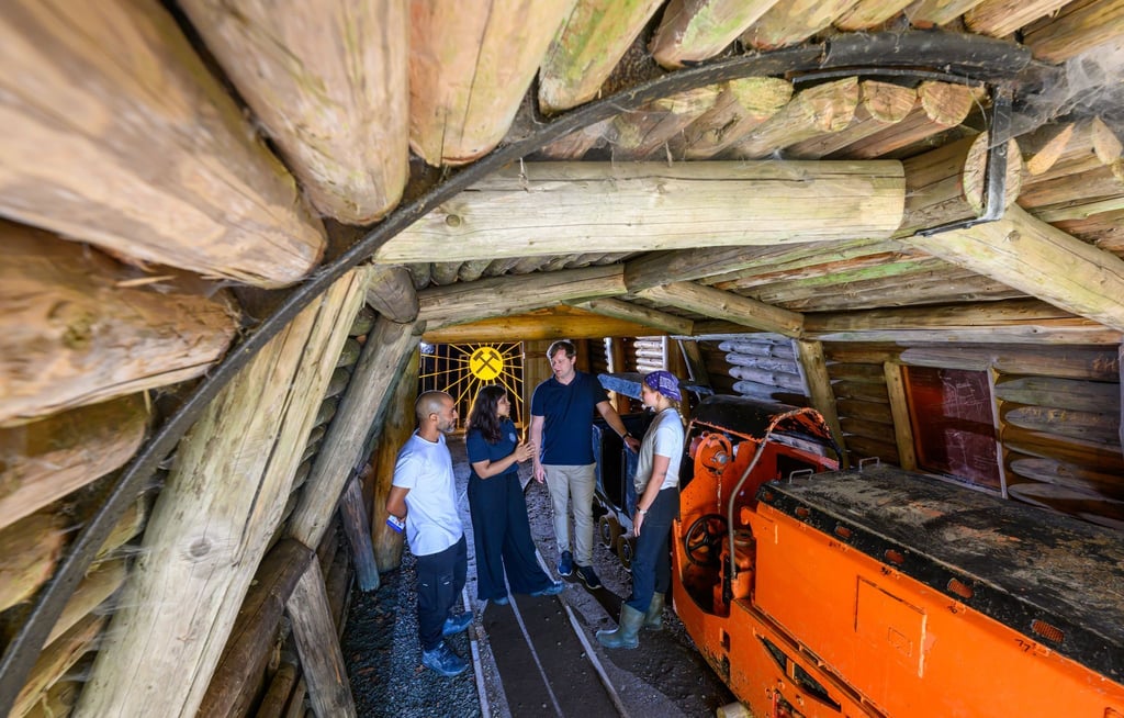 Zwölf junge Erwachsene aus zwölf Ländern widmen sich bis zum 30. August der Bewahrung der historischen Röhrgraben sowie dem Maschinenpark des Besucherbergwerks.