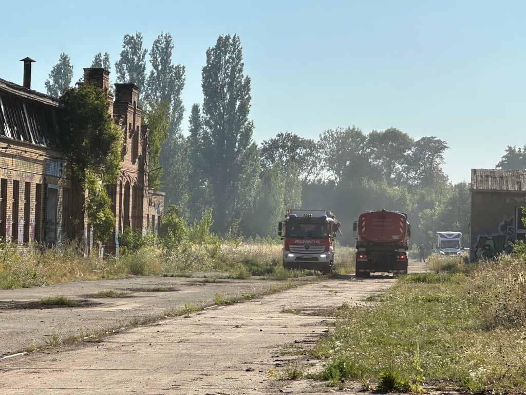 Mehrere Feuerwehrfahrzeuge waren auf dem RAW-Gelände in Magdeburg im Einsatz.