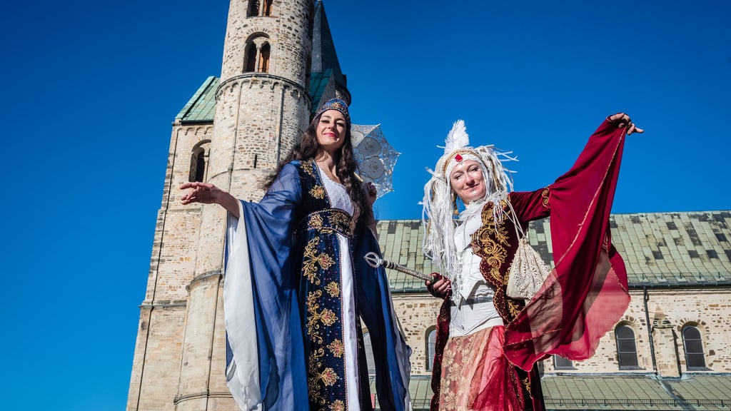 Magische Figuren waren beim Kaiser-Otto-Fest 2024 in Magdeburg zu erleben.