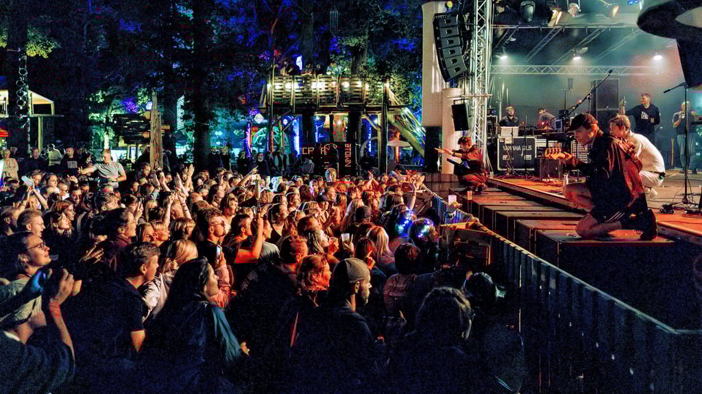 Die Atmosphäre beim Forest Jump ist einzigartig, weil das Festival mit dem Wald verschmilzt. Mit viel Kreativität haben die Macher über viele Jahre immer neue Ideen umgesetzt und einen Ort geschaffen, der einmal im Jahr in eine zauberhafte Welt einlädt.