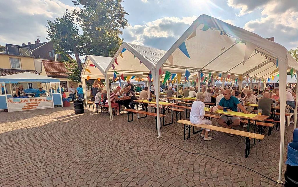 Unter dem Pavillion genossen die meisten Besucher den überaus sonnigen Tag.