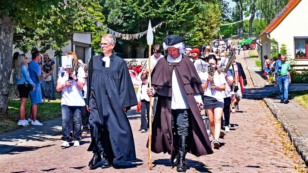 Der lange Festumzug wurde von Pfarrer Christian Plötner angeführt. Das ganze Dorf war mit Wimpelketten geschmückt.
