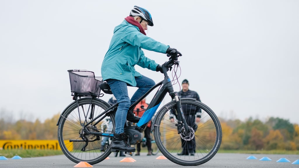 Weil der Akku ihres Pedelecs leer ist, will eine 89-Jährige in Gräfenhainichen den Bus nehmen. Doch der Fahrer lässt sie nicht einsteigen.
