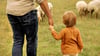 Pflegefamilien geben Kindern in schwierigen Lebenssituationen ein Zuhause.
