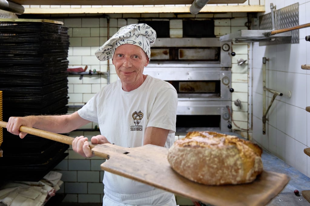 Karsten Bodamer hat ein leckeres Brot auf dem Brotschieber. Er ist immer der Erste, der schon um Mitternacht die Bäckerei Silberbach in der Marktstraße in Wernigerode sein Tagwerk beginnt.