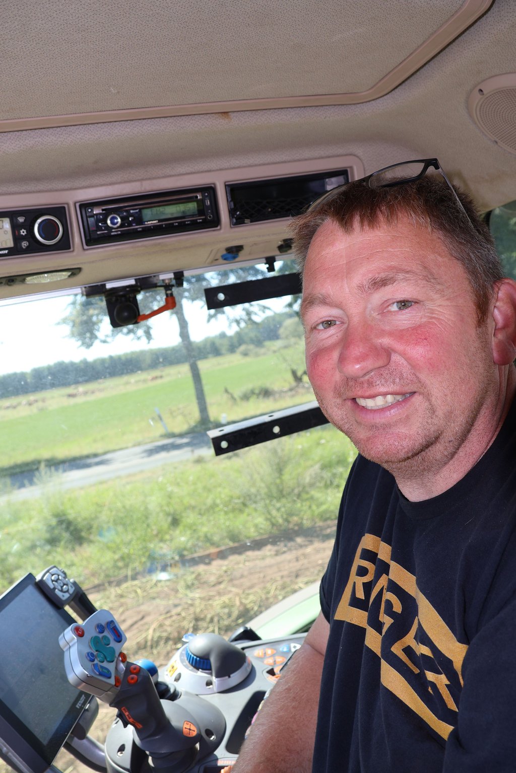 Landwirt Hubert Aselmeyer aus Rehberg in seinem Traktor.