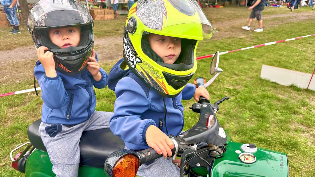 Die Zwillinge Jonas und Louis (3) sind nicht allein mit der Schwalbe aus Delitzsch angereist. Trotzdem haben beide ein kleines Abenteuer erlebt.