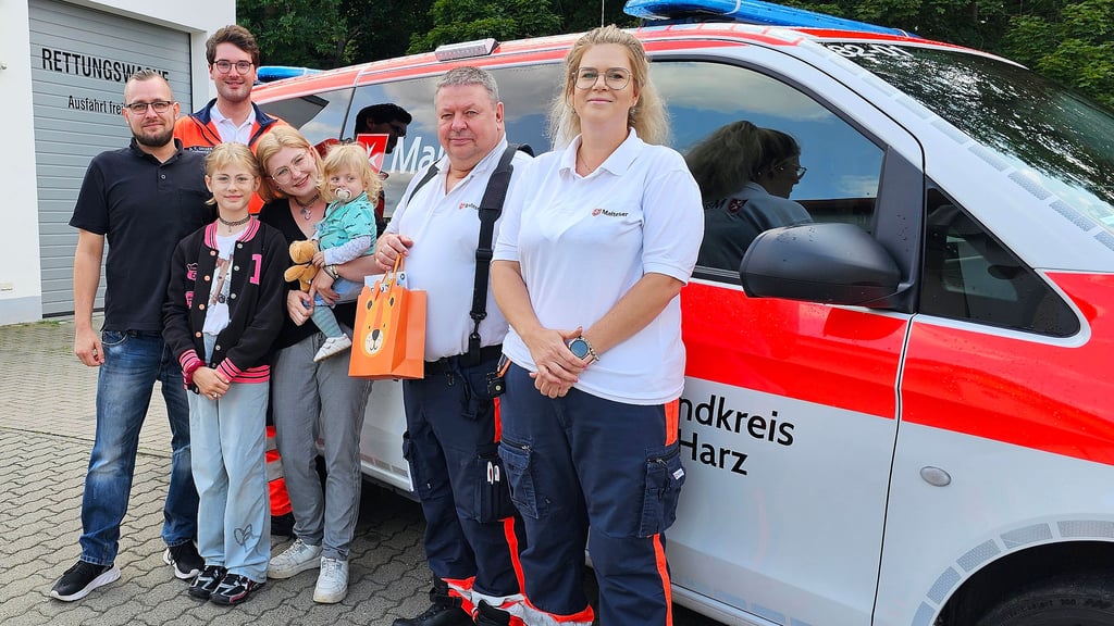 Die Familie des kleinen Emil Maximilian bedankt sich beim Rettungsteam der Malteser, das ihrem anderthalb Jahre alten Sohn das Leben gerettet hat.
