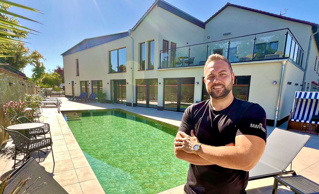 Philipp Voß, neuer Hoteldirektor im Bernstein Resort in Neugattersleben, am neugestalteten Außenbereich.