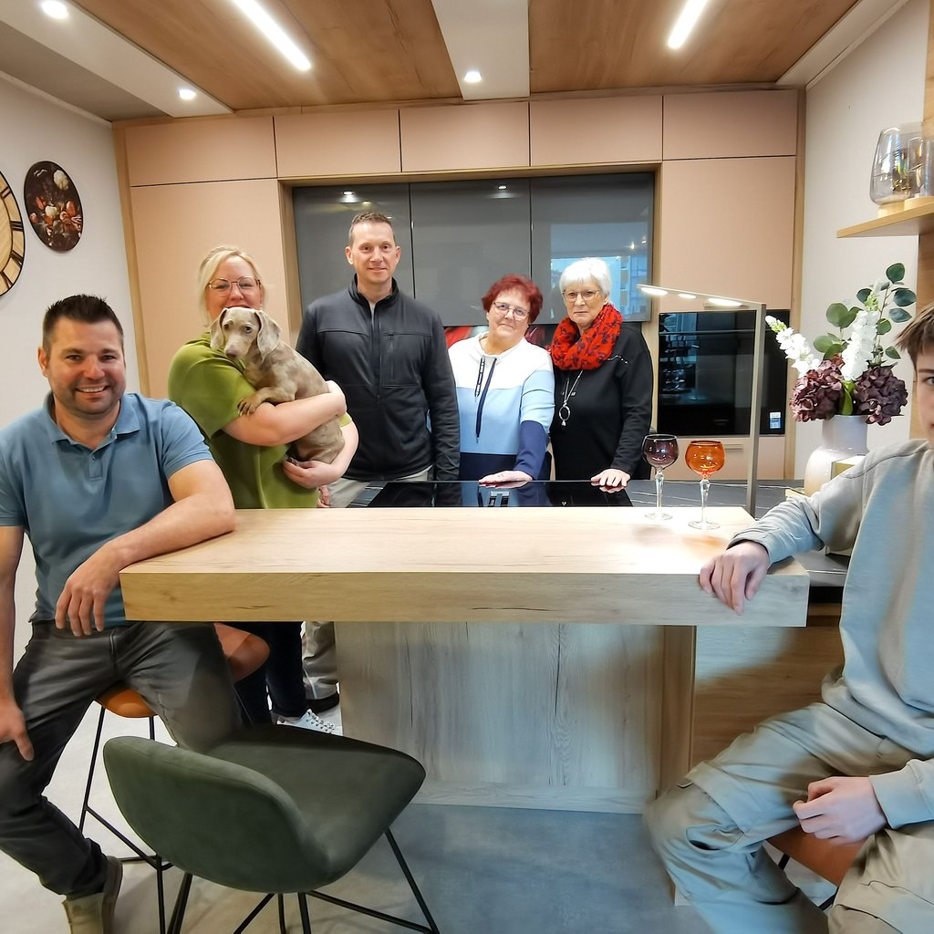 Das Team von KM Design (von links): Mario und Janine Schubert mit Hund Molly, Patrick Deubler, Andrea Kowasch, Marga Feltin und Azubi Jack Schubert.