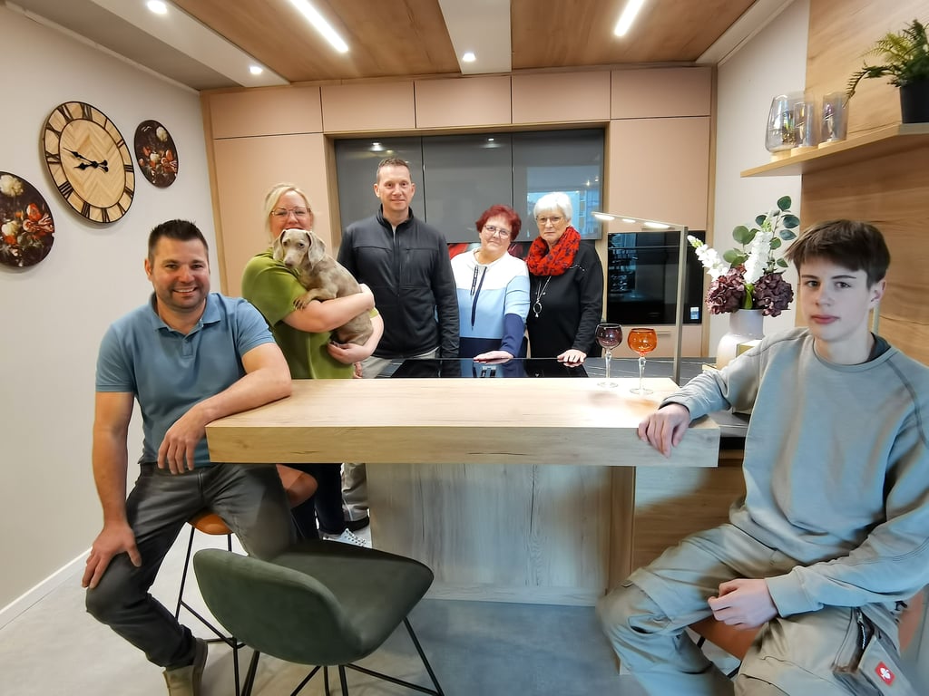Das Team von KM Design (von links): Mario und Janine Schubert mit Hund Molly, Patrick Deubler, Andrea Kowasch, Marga Feltin und Azubi Jack Schubert.